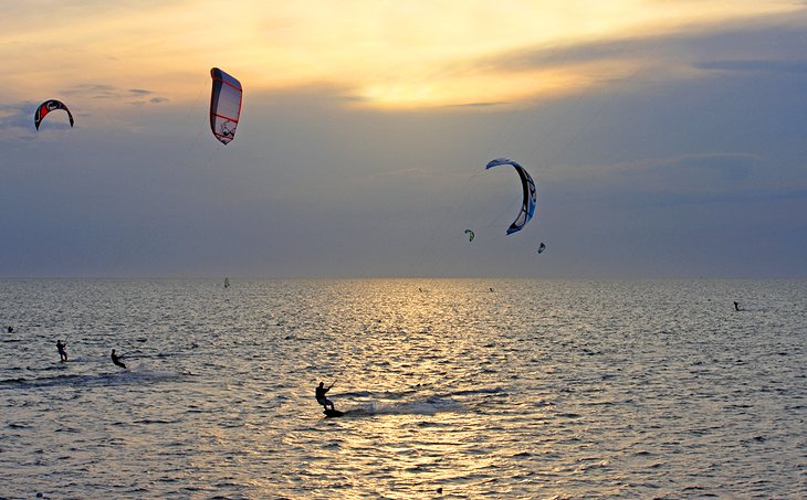 Kitesurfeurs au coucher du soleil à Waves