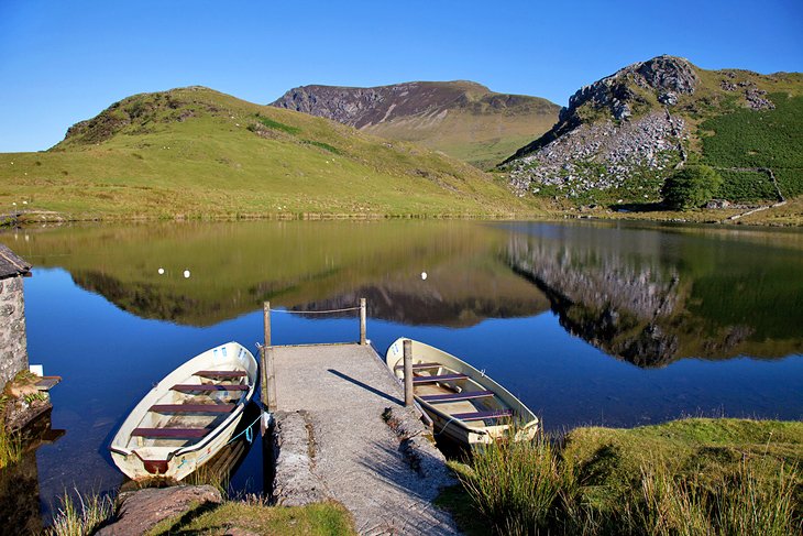 Le lac de pêche Llyn Y Dywarchen, Parc National de Snowdonia
