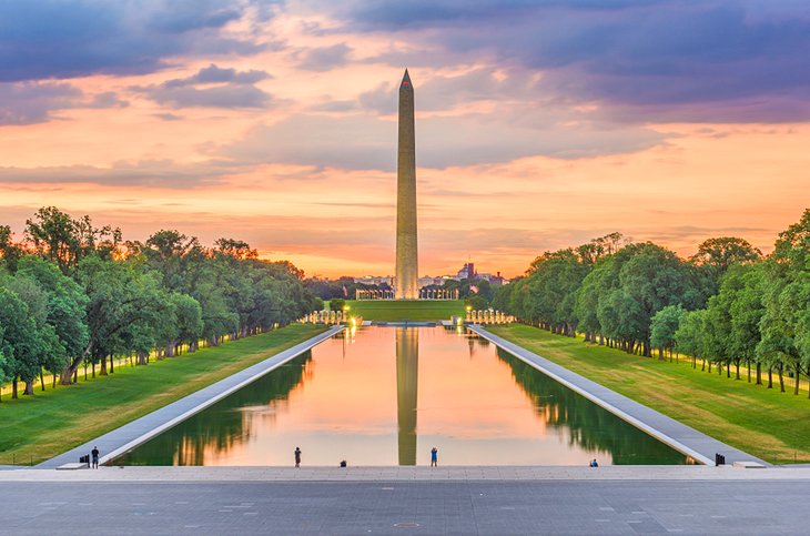 Le Reflecting Pool et le Washington Memorial au lever du soleil