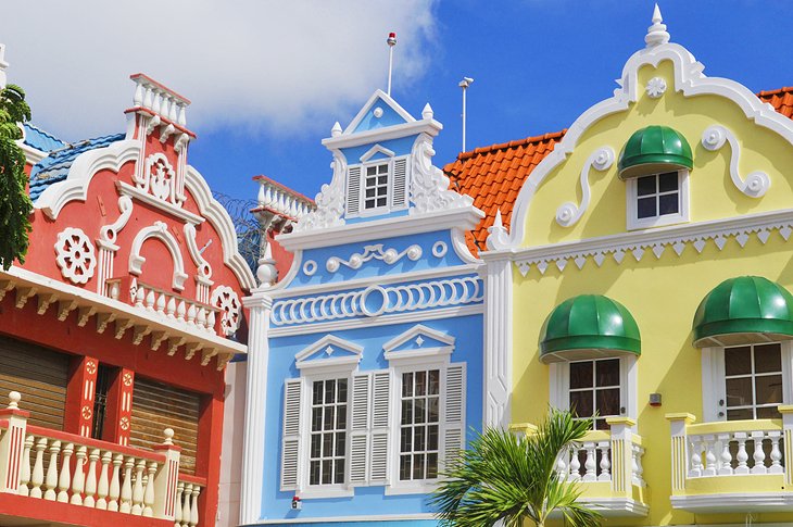 Bâtiments hollandais colorés à Oranjestad
