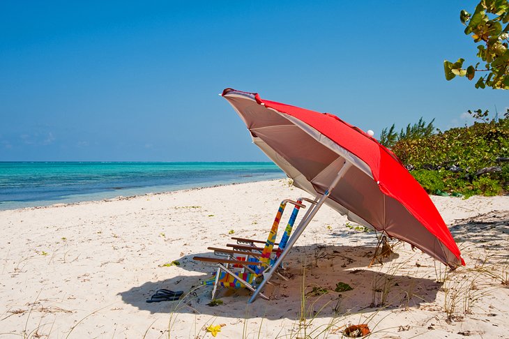 Parasol et chaises de plage sur la plage du parc national de Barker