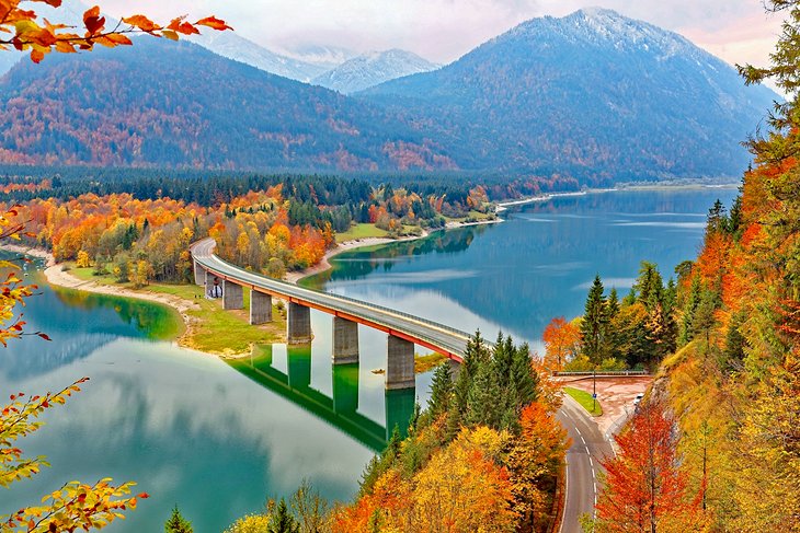 Bridge over the Sylvenstein Dam during the fall