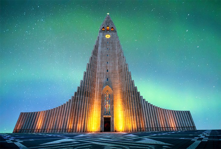 Hallgrimskirkja Church at night