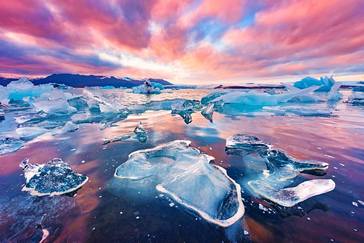 Icebergs dans le lagon glaciaire de Jokulsarlon