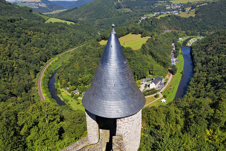 Vue du château de Bourscheid sur la vallée en contrebas