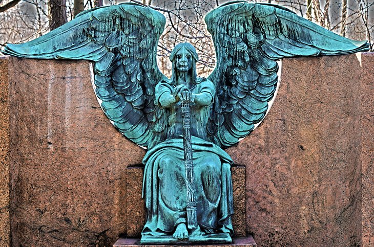 Statue de l'ange qui pleure au cimetière de Lakeview
