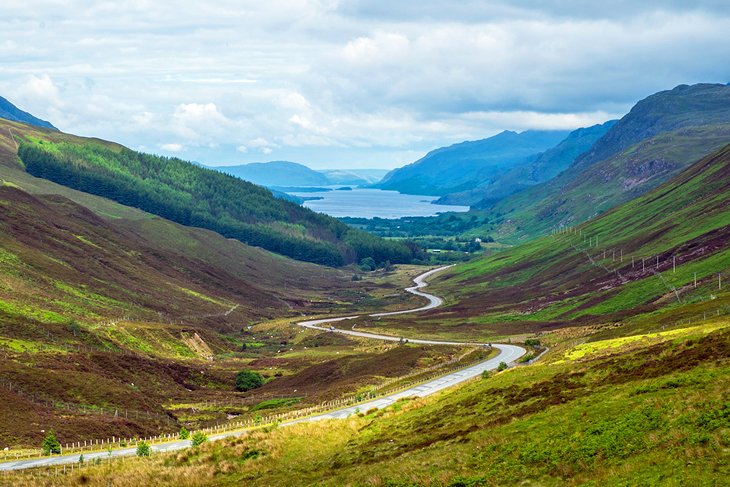 Route traversant Glen Docherty vers le Loch Maree