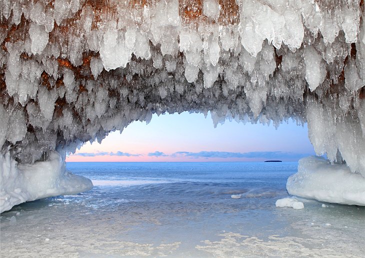 Arche de l'île des apôtres recouverte de glace