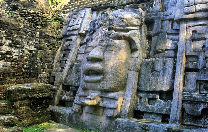 Le temple du masque à Lamanai, Belize