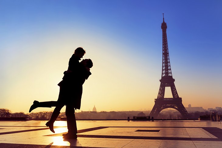 Silhouette of a couple in front of the Eiffel Tower