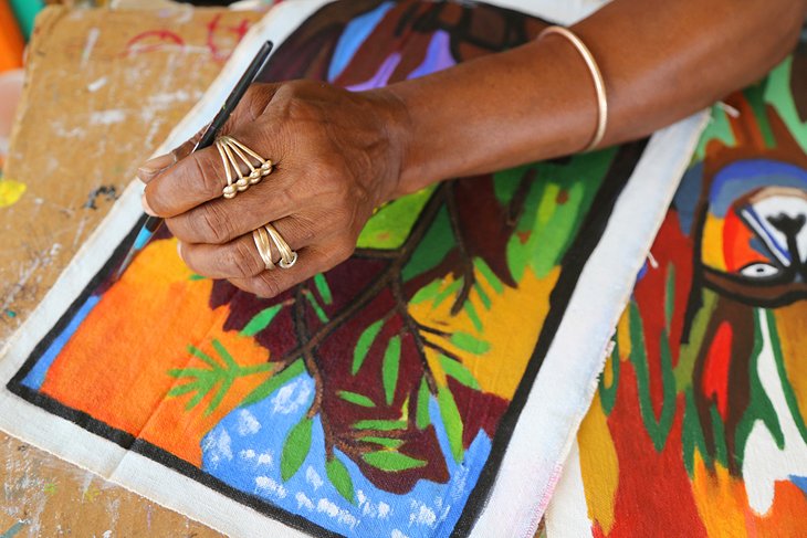Artiste travaillant au marché artisanal et aux épices de Grand Anse