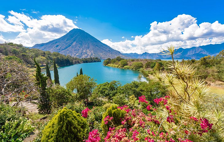 Lac Atitlan avec le volcan San Pedro au loin