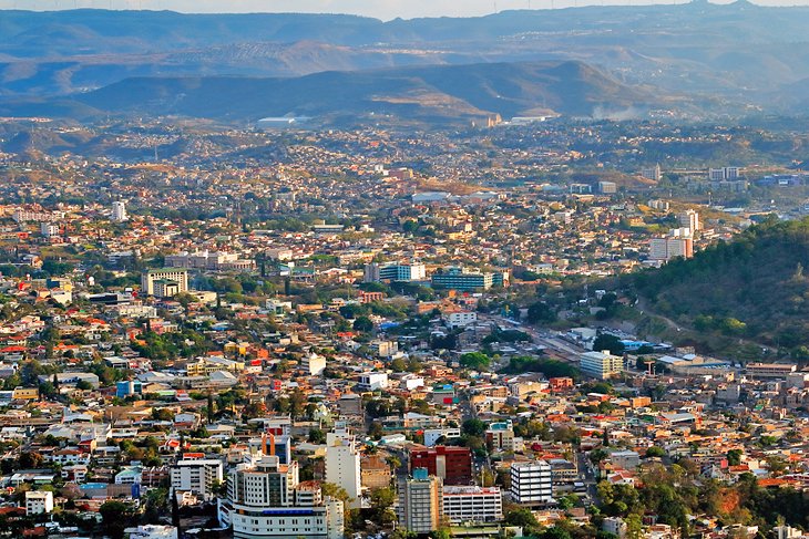 Vue panoramique de Tegucigalpa depuis Naciones Unidas El Picacho