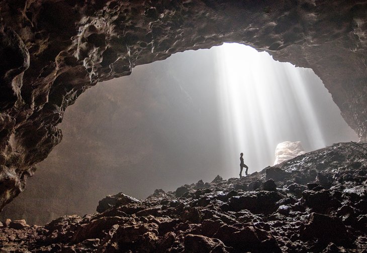 Randonneur dans la grotte de Jomblang, Yogyakarta