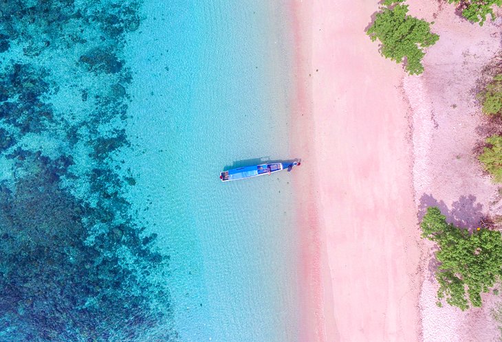 Photo aérienne de la plage rose sur l'île de Komodo