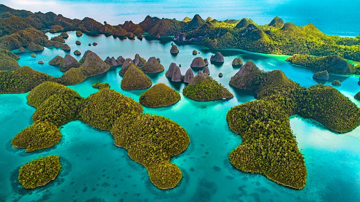 Vue aérienne des magnifiques îles Raja Ampat