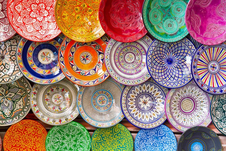 Assiettes colorées à vendre au marché de Marrakech