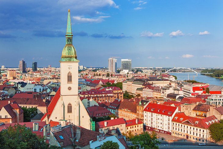 Vue aérienne de la cathédrale Saint-Martin et de Bratislava
