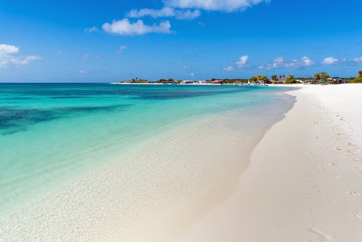 Crasqui Adası'ndaki beyaz kumlu plaj