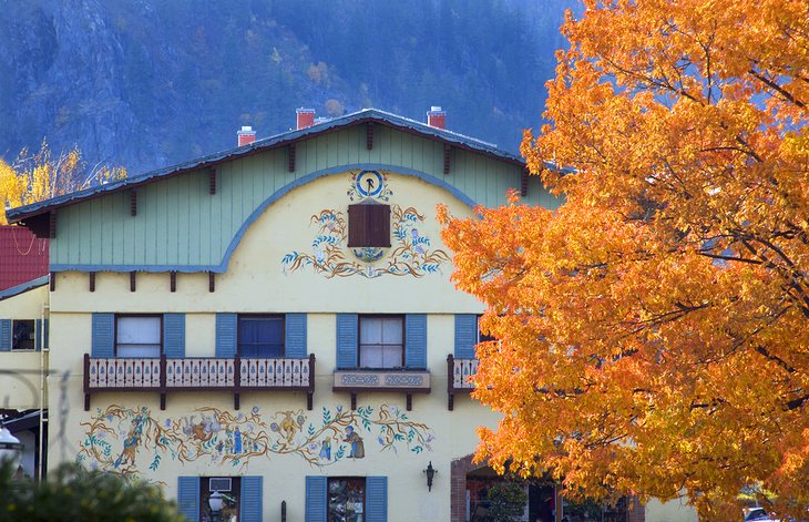 Bâtiment bavarois et couleurs d'automne à Leavenworth
