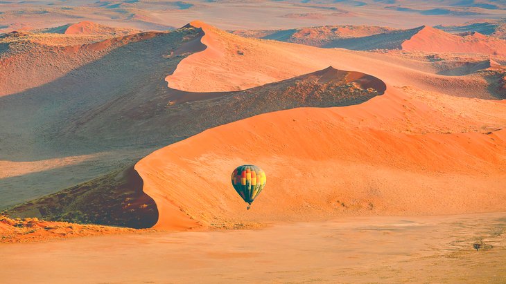 Montgolfière au-dessus des dunes du désert du Namib à Sossusvlei