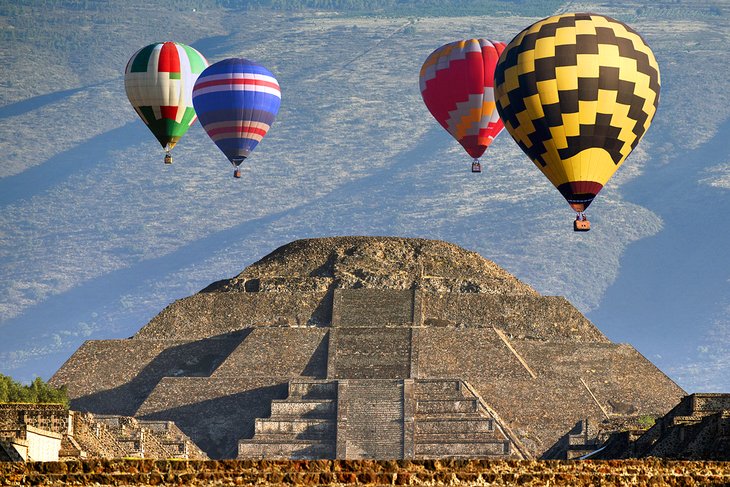 Ballons au-dessus de la Pyramide de la Lune, Teothihuacan