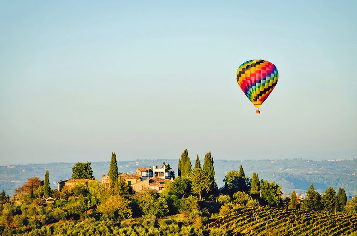 Ballon flottant au-dessus de la Toscane