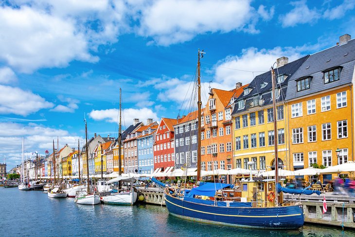 Bâtiments et bateaux colorés dans le port de Nyhavn, Copenhague