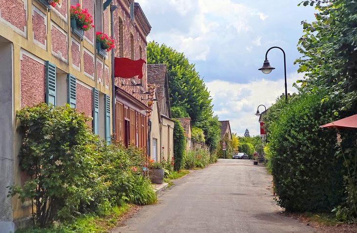 Road through Giverny