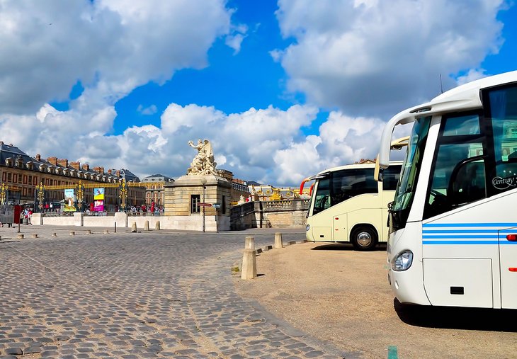 Buses at the Château de Versailles