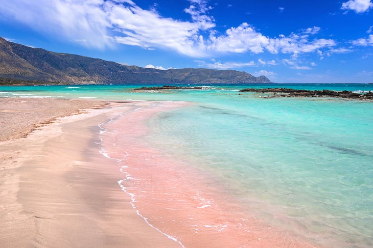 Sable rose sur la plage d'Elafonissi, Crète