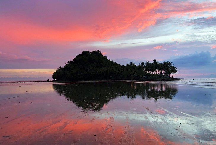 Atardecer en la playa de Air Manis