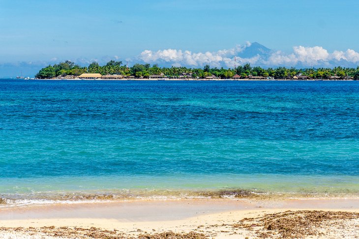 Sire Beach en Lombok con el monte.  Rinjani en la distancia