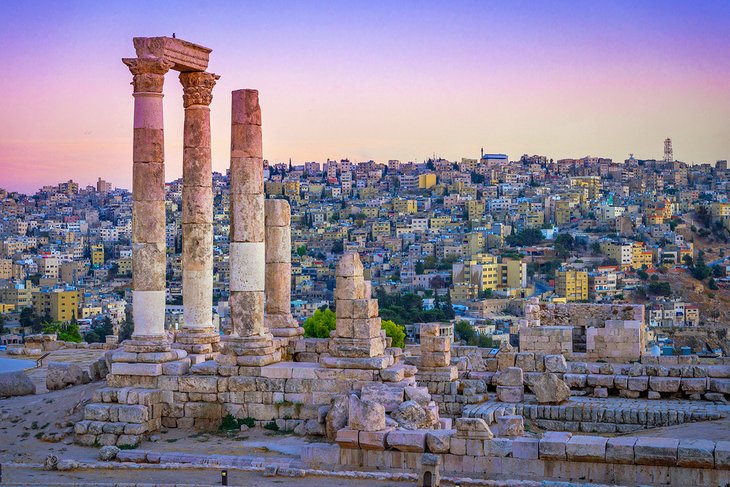 Römische Ruinen von Amman in der Abenddämmerung
