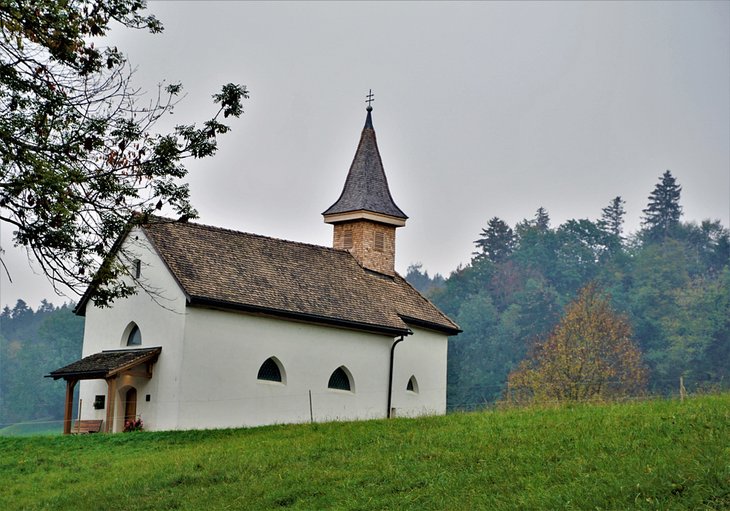 Petite chapelle dans le village de Hinterschellenberg