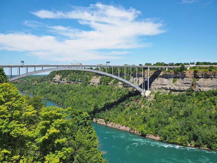 Pont Queenston-Lewiston traversant la gorge de la rivière Niagara