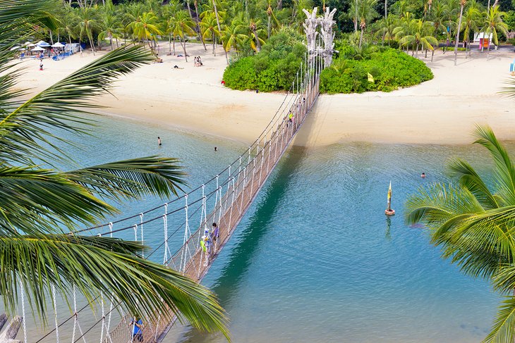 Pont suspendu vers la plage de Palawan, île de Sentosa