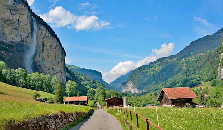 Hiking path in Lauterbrunnental