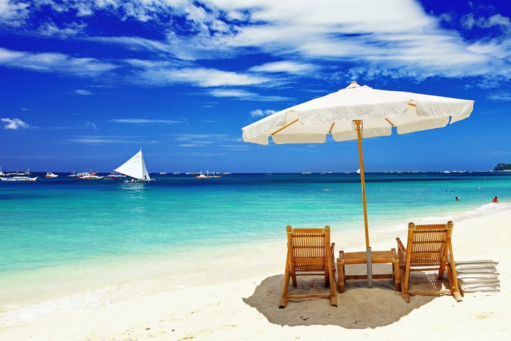 Chaises de plage sur l'île de Boracay, Philippines