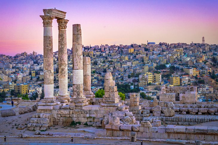 Ruines romaines au coucher du soleil à Amman, Jordanie