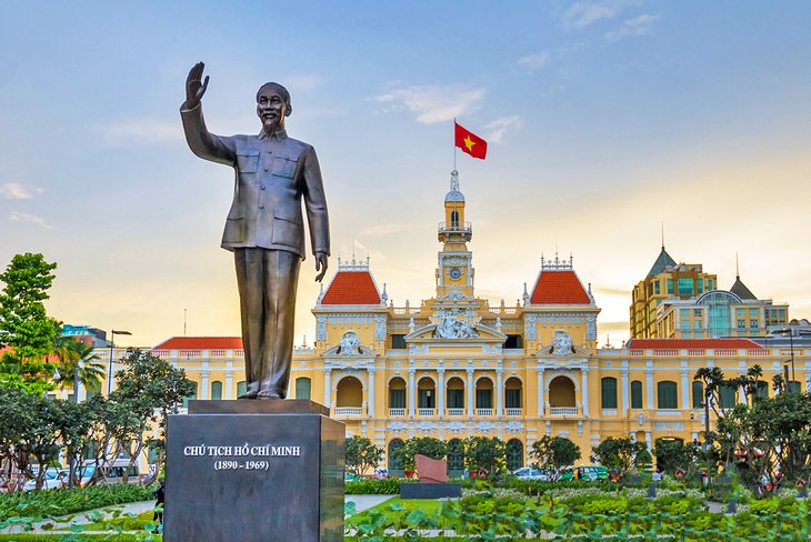 Statue de Ho Chi Minh devant l'hôtel de ville