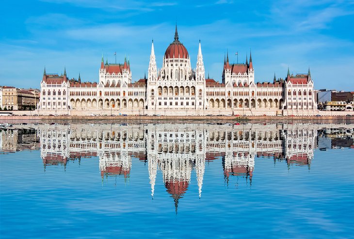 Bâtiment du Parlement reflète dans le Danube à Budapest
