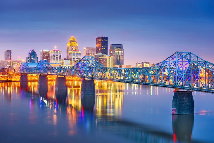 Le centre-ville de Louisville et la rivière Ohio la nuit