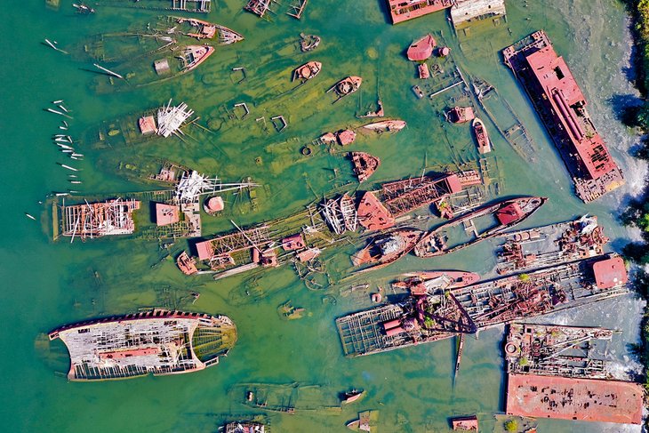 Vue aérienne du cimetière de bateaux de Staten Island