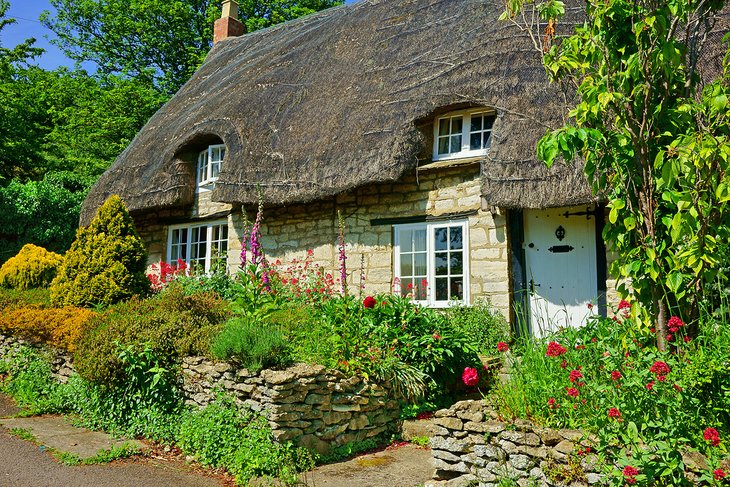 Thatched cottage in the Cotswolds