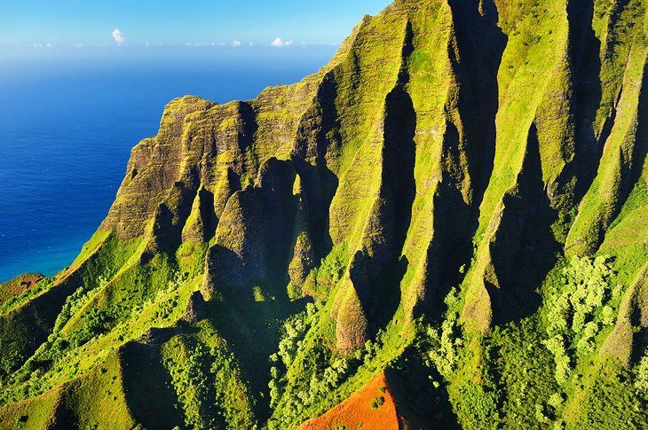 Falaises spectaculaires le long de la côte de Na Pali, Kauai