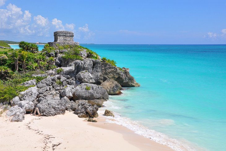 Ruines de Tulum surplombant une magnifique plage de la péninsule du Yucatan