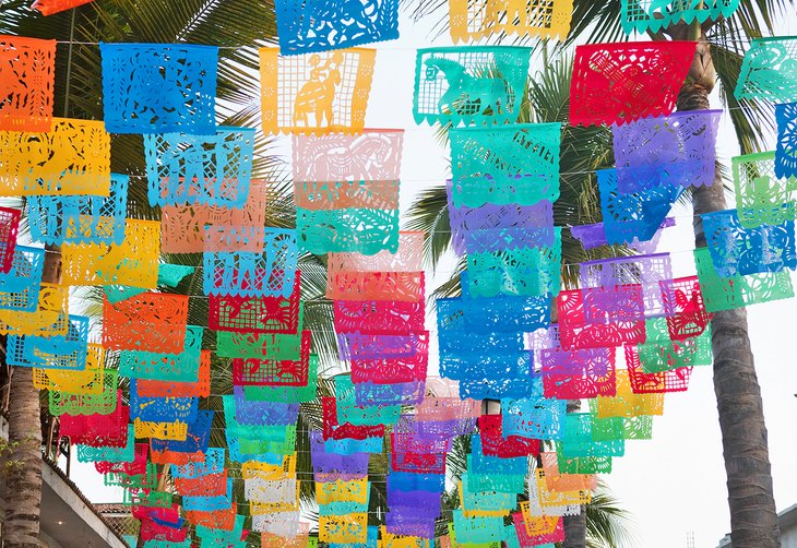 Drapeaux colorés suspendus dans la ville de Sayulita
