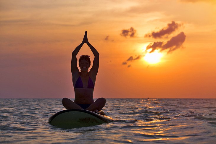 SUP yoga au coucher du soleil