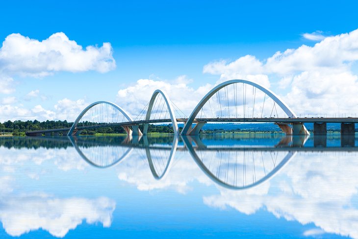 Ponte Juscelino Kubitschek and Lago do Paranoá